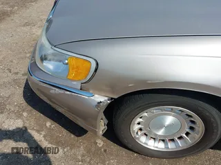 2002 Lincoln Town Car Executive z VIN 1LNHM81W12Y620302, wystawiony jako IAAI lot #41952738 z przebiegiem 83 062 mil mil oraz . Historia ofert i sprzedaży dostępna na DreamBid. Obrazek 6.