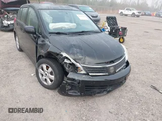2009 Nissan Versa S z VIN 3N1BC13E99L423269, wystawiony jako IAAI lot #41490644 z przebiegiem 124 241 mil mil oraz . Historia ofert i sprzedaży dostępna na DreamBid. Obrazek 6.