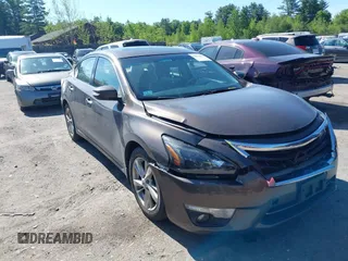 2015 Nissan Altima SV z VIN 1N4AL3AP8FC154011, wystawiony jako IAAI lot #42352693 z przebiegiem 178 851 mil mil oraz . Historia ofert i sprzedaży dostępna na DreamBid. Obrazek 1.