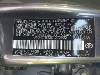 2014 Toyota Prius One z VIN JTDKDTB32E1070932, wystawiony jako IAAI lot #41950966 z przebiegiem 93 952 mil mil oraz . Historia ofert i sprzedaży dostępna na DreamBid. Obrazek 9.