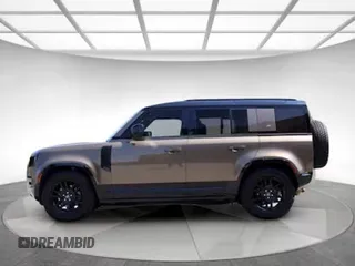 2022 Land Rover Defender S z VIN SALEJ7RX7N20764XX, wystawiony jako Copart lot #55269965 z przebiegiem 32 231 mil mil oraz Czysty tytuł • Clean title. Historia ofert i sprzedaży dostępna na DreamBid. Obrazek 2.
