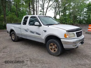 2003 Ford F-150 XL z VIN 1FTRX18W13NA55808, wystawiony jako IAAI lot #42197778 z przebiegiem 223 816 mil mil oraz . Historia ofert i sprzedaży dostępna na DreamBid. Obrazek 1.