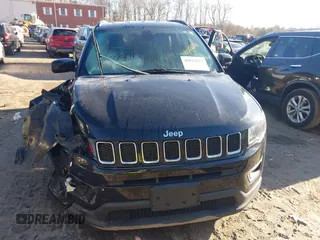 2018 Jeep Compass Latitude with VIN 3C4NJDBB3JT314058, listed as a IAAI auction lot 41012521 with 52,087 mi miles. Bid and sale history available at carsss.com. Image 12.