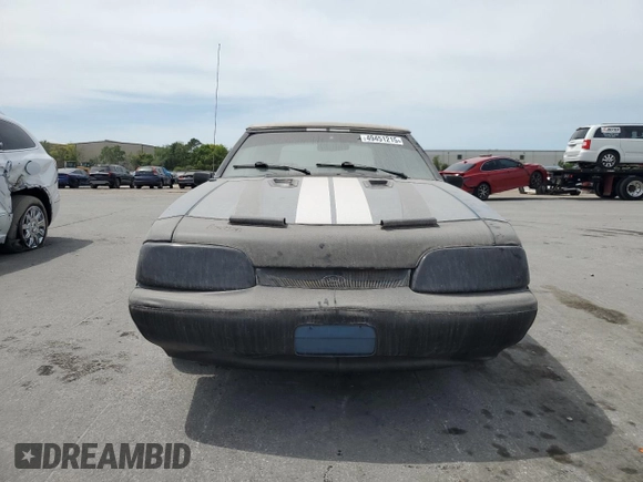 1988 Ford Mustang z VIN 1FABP44A1JF228656, wystawiony jako Copart lot #49451215 z przebiegiem 42 754 mil mil oraz Czysty tytuł • Clean title. Historia ofert i sprzedaży dostępna na DreamBid. Obrazek 5.