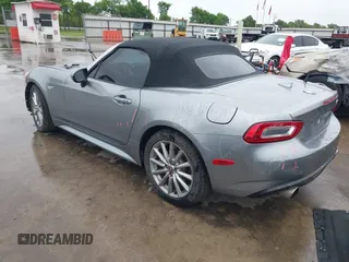 2017 FIAT 124 Spider Lusso z VIN JC1NFAEK2H0130052, wystawiony jako IAAI lot #41910271 z przebiegiem 89 404 mil mil oraz . Historia ofert i sprzedaży dostępna na DreamBid. Obrazek 3.