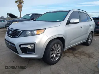 2013 Kia Sorento SX z VIN 5XYKW4A27DG380954, wystawiony jako IAAI lot #41932872 z przebiegiem 183 599 mil mil oraz . Historia ofert i sprzedaży dostępna na DreamBid. Obrazek 2.