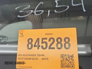 2024 Volkswagen Tiguan SE z VIN 3VV3B7AX3RM105123, wystawiony jako IAAI lot #42796460 z przebiegiem 36 543 mil mil oraz . Historia ofert i sprzedaży dostępna na DreamBid. Obrazek 54.