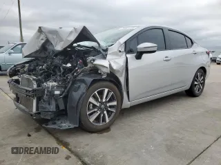 2021 Nissan Versa SV z VIN 3N1CN8EV3ML833899, wystawiony jako Copart lot #55991235 z przebiegiem 65 021 mil mil oraz Szkoda całkowita • Salvage title. Historia ofert i sprzedaży dostępna na DreamBid. Obrazek 1.