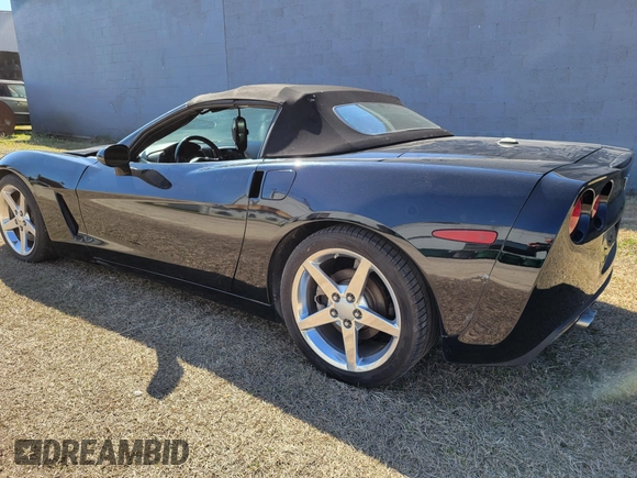 2005 Chevrolet Corvette with VIN 1G1YY34U455117125, listed as a IAAI auction lot 41682835 with 87,600 mi miles and . Bid and sale history available at DreamBid. Image 4.