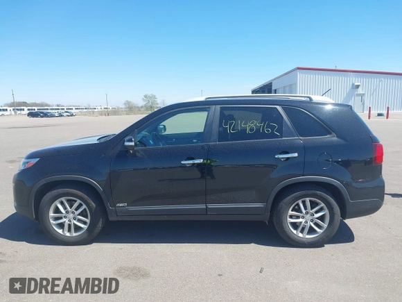 2015 Kia Sorento LX with VIN 5XYKTCA62FG562425, listed as a IAAI auction lot 42148462 with 158,170 mi miles. Bid and sale history available at carsss.com. Image 14.