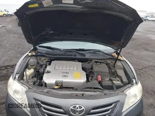 2009 Toyota Camry LE z VIN 4T1BK46K49U093612, wystawiony jako IAAI lot #41847395 z przebiegiem 250 383 mil mil oraz . Historia ofert i sprzedaży dostępna na DreamBid. Obrazek 10.