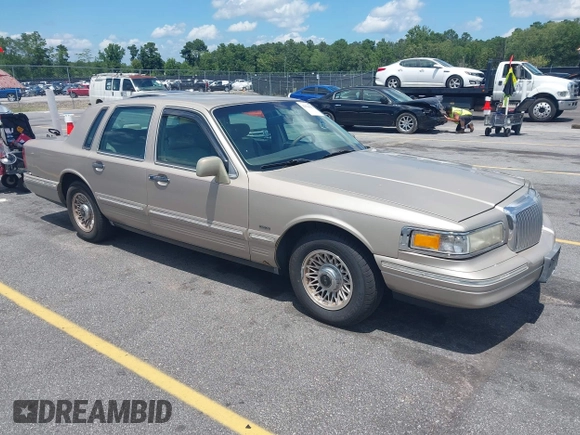 1996 Lincoln Town Car Signature z VIN 1LNLM82W7TY604597, wystawiony jako IAAI lot #42524442 z przebiegiem 245 728 mil mil oraz . Historia ofert i sprzedaży dostępna na DreamBid. Obrazek 1.
