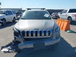 2015 Jeep Cherokee Latitude z VIN 1C4PJMCB0FW749323, wystawiony jako IAAI lot #41852102 z przebiegiem 162 060 mil mil oraz . Historia ofert i sprzedaży dostępna na DreamBid. Obrazek 12.