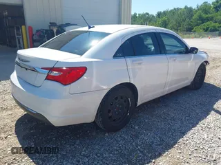 2013 Chrysler 200 LX z VIN 1C3CCBAG3DN728145, wystawiony jako IAAI lot #42339105 z przebiegiem 162 671 mil mil oraz . Historia ofert i sprzedaży dostępna na DreamBid. Obrazek 4.