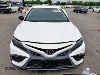 2022 Toyota Camry SE with VIN 4T1G11AK8NU033910, listed as a Copart auction lot 53079455 with 28,298 mi miles and Salvage Title. Bid and sale history available at carsss.com. Image 5.
