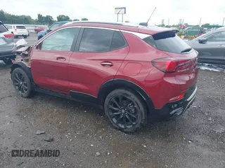 2024 Buick Encore GX Sport Touring z VIN KL4AMDSL1RB006490, wystawiony jako IAAI lot #42505243 z przebiegiem 57 956 mil mil oraz . Historia ofert i sprzedaży dostępna na DreamBid. Obrazek 3.