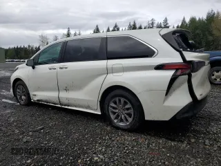 2021 Toyota Sienna XLE with VIN 5TDYSKFC1MS019685, listed as a Copart auction lot 52009665 with 0 mi miles and Salvage Title. Bid and sale history available at carsss.com. Image 2.