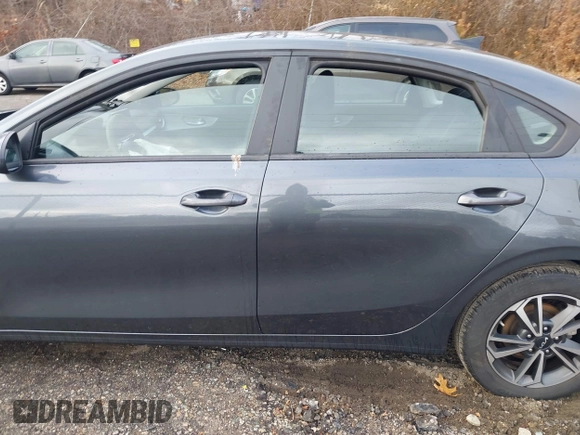 2022 Kia Forte LXS z VIN 3KPF24AD2NE501838, wystawiony jako IAAI lot #41022349 z przebiegiem 37 375 mil mil oraz . Historia ofert i sprzedaży dostępna na DreamBid. Obrazek 14.