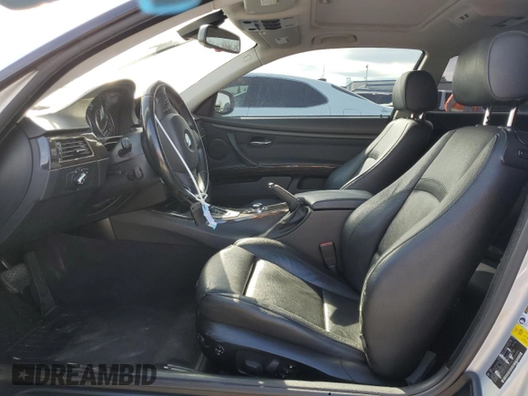 2011 BMW 3 Series 328i z VIN WBAKE5C55BE429684, wystawiony jako Copart lot #49988935 z przebiegiem 108 842 mil mil oraz Szkoda całkowita • Salvage title. Historia ofert i sprzedaży dostępna na DreamBid. Obrazek 7.