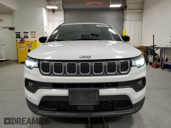2023 Jeep Compass Latitude with VIN 3C4NJDBN4PT552925, listed as a Copart auction lot 62357335 with 45,924 mi miles and Clean title. Bid and sale history available at DreamBid. Image 5.