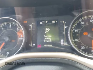 2018 Jeep Cherokee Latitude z VIN 1C4PJLCB2JD596149, wystawiony jako IAAI lot #42454131 z przebiegiem 86 393 mil mil oraz . Historia ofert i sprzedaży dostępna na DreamBid. Obrazek 7.