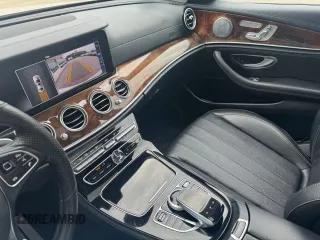 2017 Mercedes-Benz E 300 Luxury z VIN WDDZF4KB3HA208509, wystawiony jako Copart lot #59420695 z przebiegiem 152 021 mil mil oraz Czysty tytuł • Clean title. Historia ofert i sprzedaży dostępna na DreamBid. Obrazek 10.