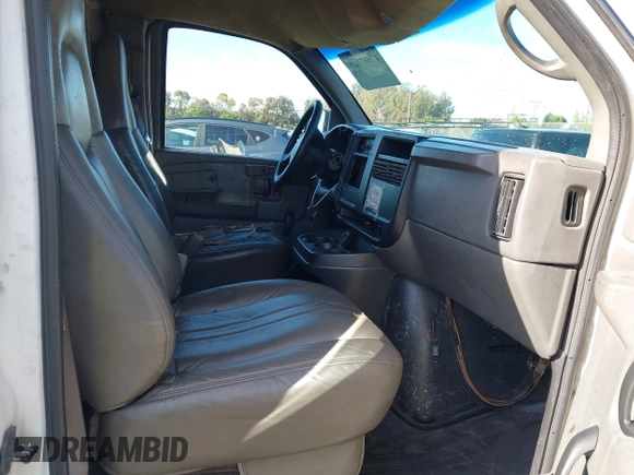 2004 Chevrolet Express Cargo z VIN 1GCFG15X241105110, wystawiony jako IAAI lot #42667123 z przebiegiem 143 147 mil mil oraz . Historia ofert i sprzedaży dostępna na DreamBid. Obrazek 5.