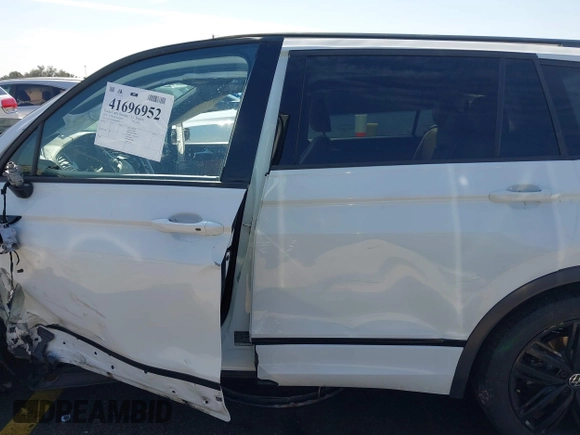 2022 Volkswagen Tiguan SE R-Line Black with VIN 3VVCB7AX9NM009779, listed as a IAAI auction lot 41696952 with Not provided miles and . Bid and sale history available at DreamBid. Image 14.