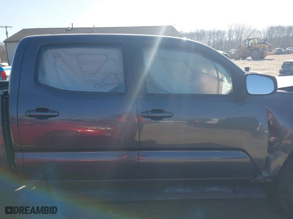 2018 Toyota Tacoma SR with VIN 3TMCZ5AN1JM138364, listed as a IAAI auction lot 41727345 with 61,193 mi miles. Bid and sale history available at carsss.com. Image 14.