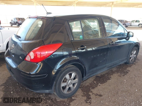 2009 Nissan Versa S z VIN 3N1BC13E59L370697, wystawiony jako IAAI lot #42295996 z przebiegiem 212 861 mil mil oraz . Historia ofert i sprzedaży dostępna na DreamBid. Obrazek 4.