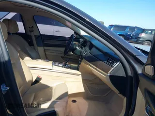 2013 BMW 7 Series 750Li xDrive z VIN WBAYF8C58DD141658, wystawiony jako IAAI lot #42327776 z przebiegiem 130 428 mil mil oraz . Historia ofert i sprzedaży dostępna na DreamBid. Obrazek 5.