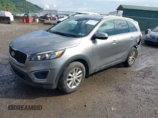 2017 Kia Sorento LX z VIN 5XYPGDA3XHG303917, wystawiony jako IAAI lot #42247202 z przebiegiem 110 279 mil mil oraz . Historia ofert i sprzedaży dostępna na DreamBid. Obrazek 2.