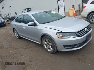 2013 Volkswagen Passat SE z VIN 1VWBP7A38DC023405, wystawiony jako IAAI lot #41787932 z przebiegiem 127 595 mil mil oraz . Historia ofert i sprzedaży dostępna na DreamBid. Obrazek 1.