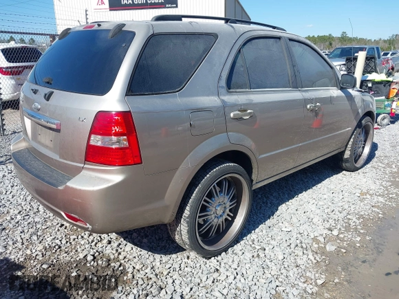 2008 Kia Sorento LX z VIN KNDJD735785851672, wystawiony jako IAAI lot #41417473 z przebiegiem 173 202 mil mil oraz . Historia ofert i sprzedaży dostępna na DreamBid. Obrazek 4.