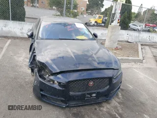 2017 Jaguar XE 25t Prestige z VIN SAJAE4BG7HA965131, wystawiony jako IAAI lot #41470414 z przebiegiem 131 300 mil mil oraz . Historia ofert i sprzedaży dostępna na DreamBid. Obrazek 13.