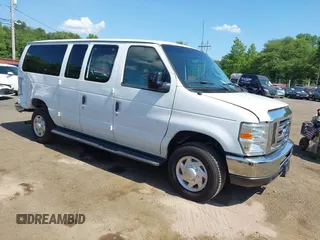2013 Ford Econoline Passenger XL z VIN 1FBNE3BL6DDA13595, wystawiony jako IAAI lot #42570942 z przebiegiem 135 652 mil mil oraz . Historia ofert i sprzedaży dostępna na DreamBid. Obrazek 1.