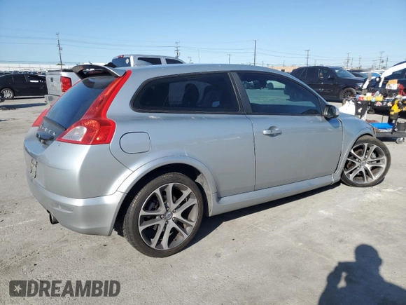 2009 Volvo C30 z VIN YV1MK672692122489, wystawiony jako Copart lot #49521025 z przebiegiem 134 754 mil mil oraz Szkoda całkowita • Salvage title. Historia ofert i sprzedaży dostępna na DreamBid. Obrazek 3.