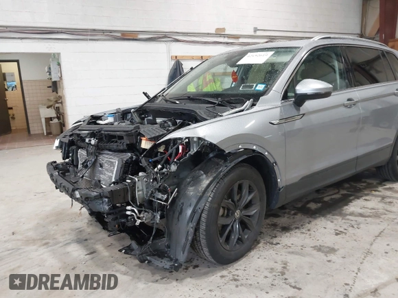 2024 Volkswagen Tiguan SE with VIN 3VVMB7AX8RM084483, listed as a IAAI auction lot 42452619 with 14,618 mi miles and . Bid and sale history available at DreamBid. Image 18.