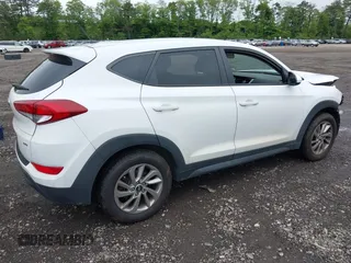 2018 Hyundai Tucson SE z VIN KM8J2CA41JU807280, wystawiony jako IAAI lot #42301977 z przebiegiem 62 415 mil mil oraz . Historia ofert i sprzedaży dostępna na DreamBid. Obrazek 4.