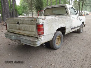 1986 Dodge Trucks z VIN 1B7HD14T7GS103836, wystawiony jako IAAI lot #42086259 z przebiegiem 83 201 mil mil oraz . Historia ofert i sprzedaży dostępna na DreamBid. Obrazek 4.