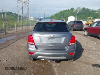 2020 Chevrolet Trax LT z VIN 3GNCJPSB7LL323025, wystawiony jako IAAI lot #42258130 z przebiegiem 55 635 mil mil oraz . Historia ofert i sprzedaży dostępna na DreamBid. Obrazek 16.