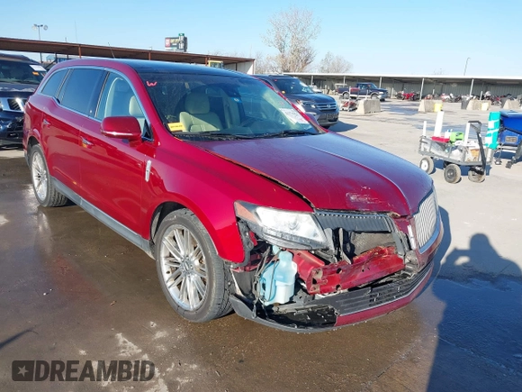 2014 Lincoln MKT EcoBoost z VIN 2LMHJ5AT1EBL50796, wystawiony jako IAAI lot #41371551 z przebiegiem 163 932 mil mil oraz . Historia ofert i sprzedaży dostępna na DreamBid. Obrazek 1.