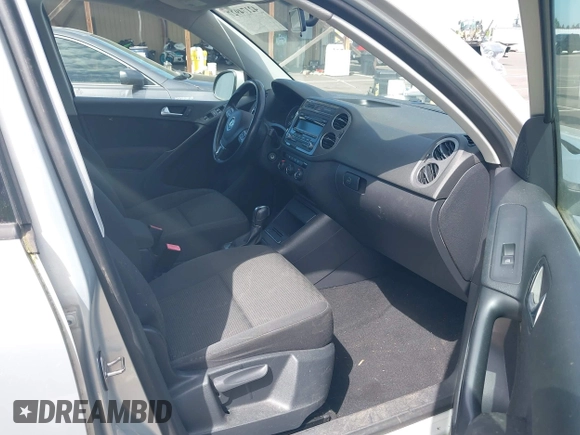 2013 Volkswagen Tiguan SE z VIN WVGBV7AX3DW552606, wystawiony jako IAAI lot #42174927 z przebiegiem 164 071 mil mil oraz . Historia ofert i sprzedaży dostępna na DreamBid. Obrazek 5.