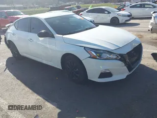 2020 Nissan Altima 2.5 S with VIN 1N4BL4BV9LC256422, listed as a IAAI auction lot 41805700 with 117,886 mi miles. Bid and sale history available at carsss.com. Image 1.