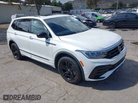 2023 Volkswagen Tiguan SE R-Line Black z VIN 3VVCB7AX3PM115373, wystawiony jako IAAI lot #42257944 z przebiegiem 22 316 mil mil oraz . Historia ofert i sprzedaży dostępna na DreamBid. Obrazek 1.