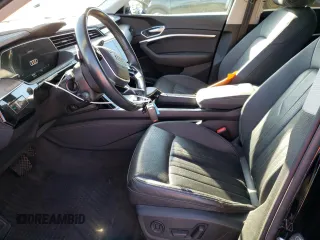 2019 Audi e-tron Premium Plus z VIN WA1LAAGEXKB011980, wystawiony jako Copart lot #44631595 z przebiegiem 68 699 mil mil oraz Szkoda całkowita • Salvage title. Historia ofert i sprzedaży dostępna na DreamBid. Obrazek 7.