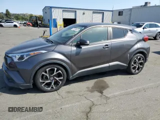 2019 Toyota C-HR XLE z VIN JTNKHMBX1K1032645, wystawiony jako Copart lot #60150825 z przebiegiem 118 107 mil mil oraz Czysty tytuł • Clean title. Historia ofert i sprzedaży dostępna na DreamBid. Obrazek 1.