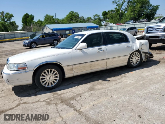 2003 Lincoln Town Car Signature z VIN 1LNHM82W43Y618527, wystawiony jako Copart lot #56135055 z przebiegiem 135 847 mil mil oraz Szkody całkowita. Historia ofert i sprzedaży dostępna na DreamBid. Obrazek 1.