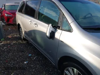 2017 Toyota Sienna LE with VIN 5TDJZ3DC6HS184126, listed as a IAAI auction lot 41166135 with 101,305 mi miles. Bid and sale history available at carsss.com. Image 17.