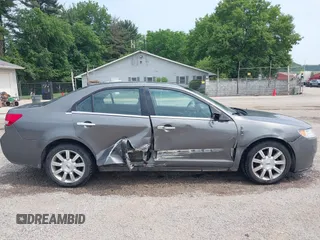 2011 Lincoln MKZ z VIN 3LNHL2GC1BR760958, wystawiony jako IAAI lot #42423731 z przebiegiem 131 602 mil mil oraz . Historia ofert i sprzedaży dostępna na DreamBid. Obrazek 14.